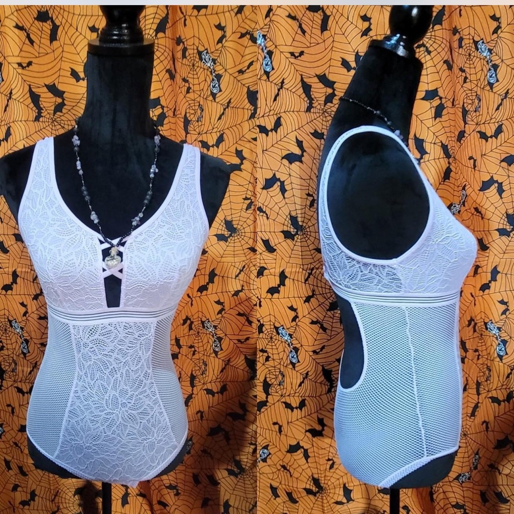 Gilligan & O'Malley White Black Cut Out Sleeveless Bodysuit